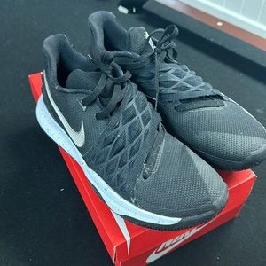 Nike Kyrie basketball shoes black